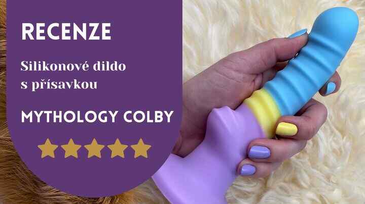 Titulní obrázek článku Recenze na dildo s přísavkou Mythology Colby ve velikosti M: dildo, které se stalo mojí srdcovkou